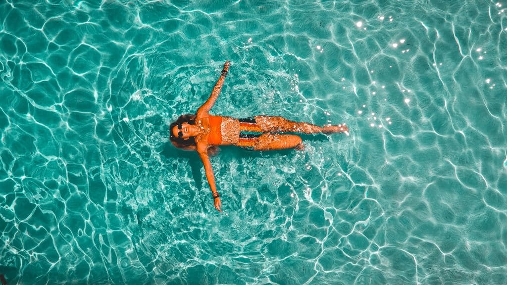 femme dans piscine